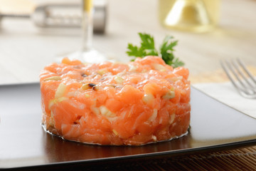 Tartare di salmone crudo con pinoli e sedano