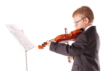 kleiner Junge spielt Geige mit Notenständer