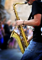musicista suona sassofono in strada - obrazy, fototapety, plakaty