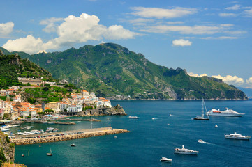 Amalfi con sfondo monti lattari e barche - obrazy, fototapety, plakaty