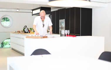 Mann in Küche