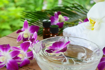 Obraz na płótnie Canvas aromatherapy treatment with orchid
