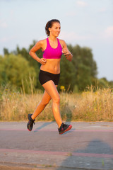 Frau joggt in der Natur