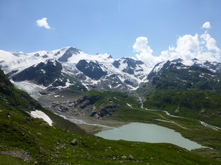 Fototapeta na wymiar Gletscher mit See