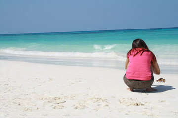 Fototapeta na wymiar asia women sit on beach