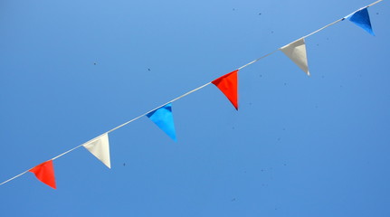 drapeaux bleu,blanc,rouge dans le ciel
