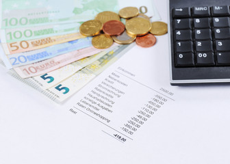 Euroscheine und Münzen mit Tabelle und Taschenrechner