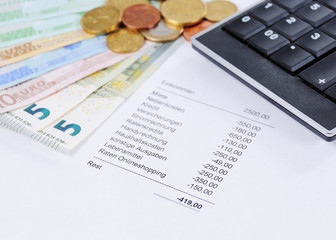 Obraz premium Euroscheine und Münzen mit Tabelle und Taschenrechner