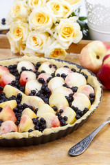 Delicious tart filled with peaches and blueberries