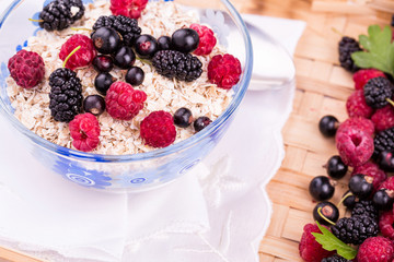 Oat flake porridge with fresh berries