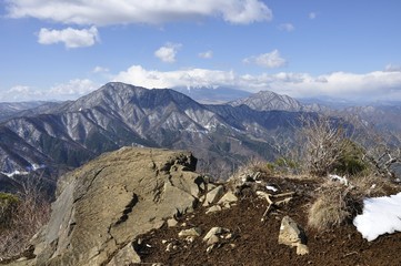 御正体山と雲を被る富士山と杓子山