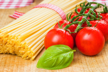 Spaghetti mit Tomaten und Basilikum