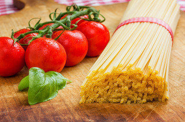 Spaghetti mit Tomaten und Basilikum