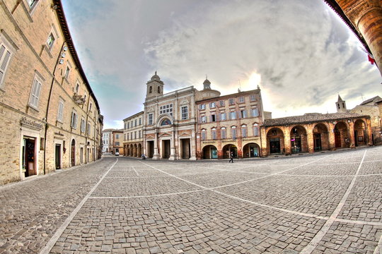 Piazza del Popolo e palazzo comunale di Offida, Marche, Italia