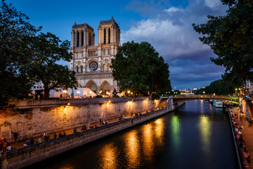 Fototapeta na wymiar Katedra Notre-Dame de Paris i Sekwany wieczorem, Pa