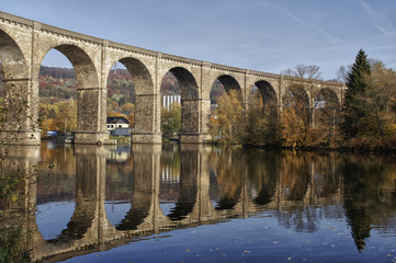 Fototapeta premium Eisenbahnbrücke Ruhr-Viadukt über den Harkortsee, Herdecke