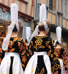Coiffe bretonne et costume traditionnel des bigoudènes. Le Festival de Cornouaille. Quimper,...