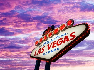 Fotobehang welkom bij Fabulous Las Vegas Sign bij zonsondergang © somchaij