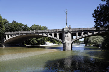 Fototapeta na wymiar Most nad Isar (Maximiliansbrücke Wschodzie)