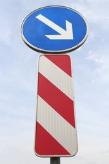 Deutsches Verkehrszeichen: Leitbake an Verkehrsinsel