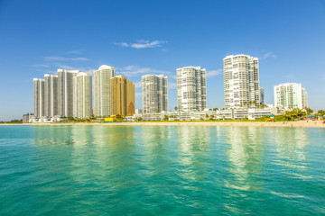 Fototapeta na wymiar piękna plaża z Condomiums i wieżowiec w Sunny Wysp
