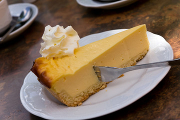 Käsekuchem mit Sahne