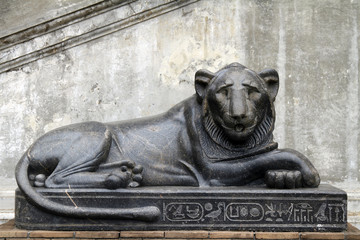 Black marble lion statue