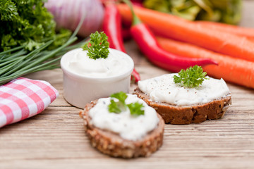 hausgemachter frischer kräuterquark mit brot und gemüse
