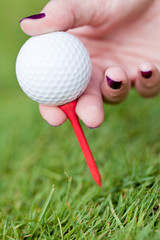 golfball und golfschläger tee auf grünem rasen nahaufnahme