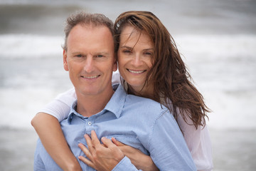 glückliches erwachsenes paar ehepaar im urlaub am strand