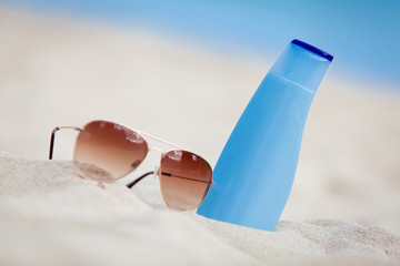 sonnenschutz im urlaub am strand sonnenbrille und sonnencreme