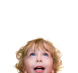 Kind schaut hoch Naheaufnahme