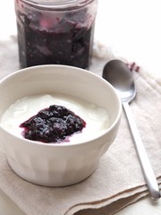 ブルーベリージャムを添えたヨーグルト