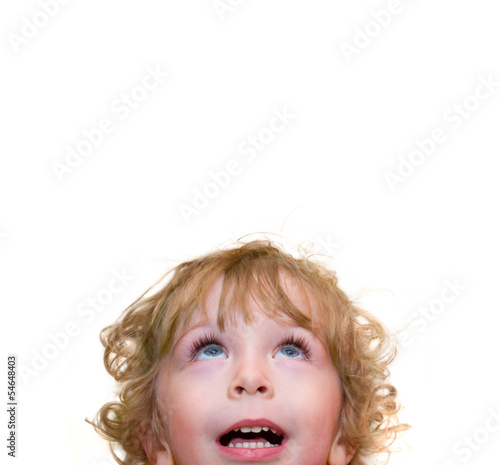 Kind schaut hoch Naheaufnahme