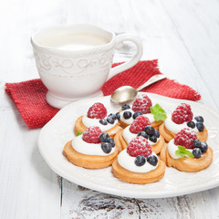Raspberries mini cakes