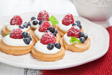 Raspberries mini cakes