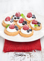 Raspberries mini cakes