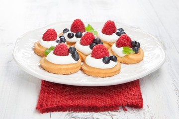 Raspberries mini cakes