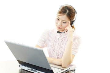 考え事をするオペレーター