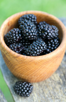 blackberries on wooden bowl