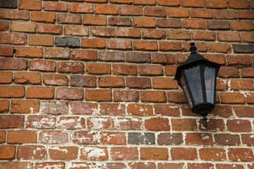 Fototapeta na wymiar światła na starym murem z czerwonej cegły