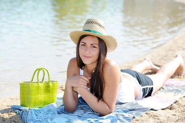 jeune femme au bord de mer
