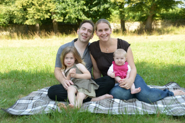 Fototapeta premium Glückliche Familie im Park