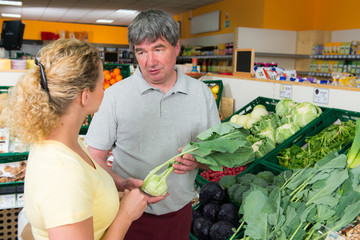 hausfrau kauft kohlrabi ein