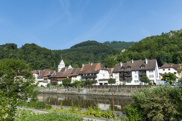 Fototapeta na wymiar Saint-Ursanne, Brzeg, rzeki Doubs, Jura, Szwajcaria