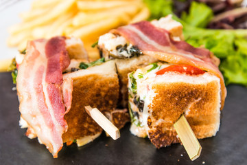 Sandwich with bacon