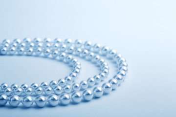 Chains of white pearls in cirles