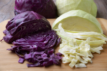 Rotkohl und Weißkohl geschnitten