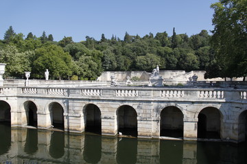 Naklejka premium Arcade d'un bassin, jardins de la Fontaine à Nîmes