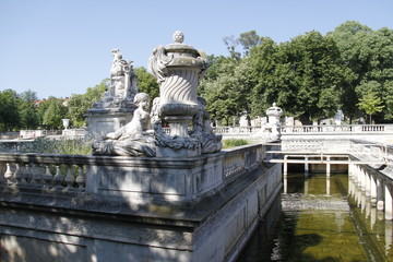 Fototapeta na wymiar Bassin des jardins de la Fontaine à Nîmes